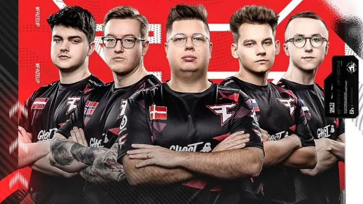 FaZe Clan Extends Partnership with Rollbit for Another Year FaZe Clan players with Rollbit crypto logo
