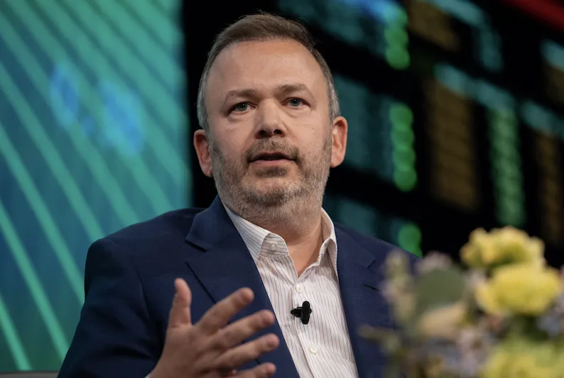 Saba Capital Trims Holdings in BlackRock ESG ETF Amid Market Rotation Investor analyzing ESG and crypto-linked ETF performance